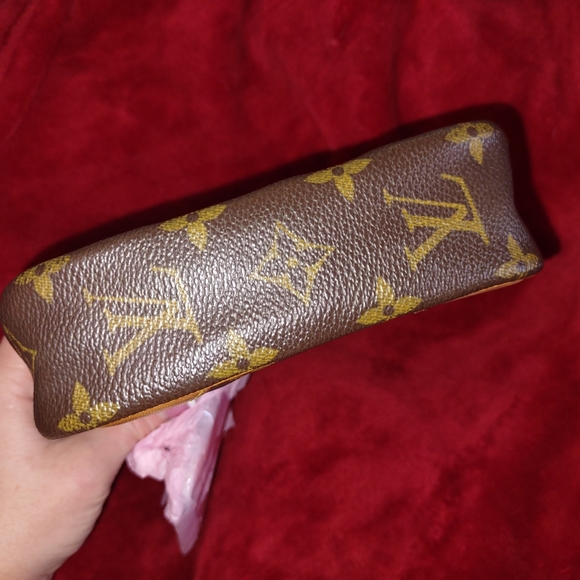 AUTHENTICATED, VINTAGE (LV) Louis Vuitton Monogram Danube Crossbody Bag - Picture 3 of 15